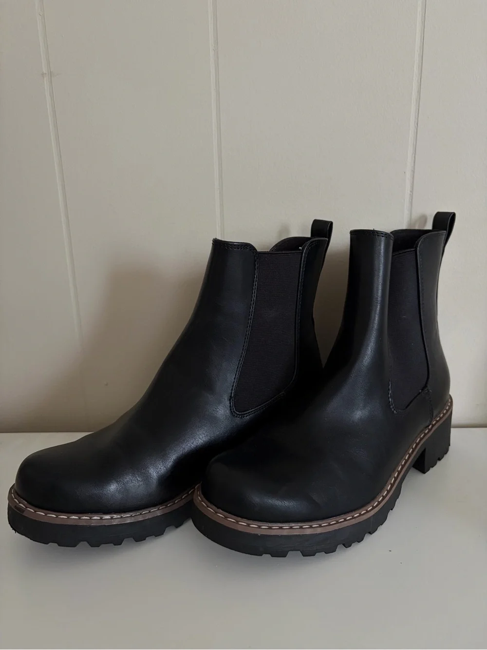 Universal Threads Classic Black Chelsea Lug-Soled Ankle Boots - Women's 8